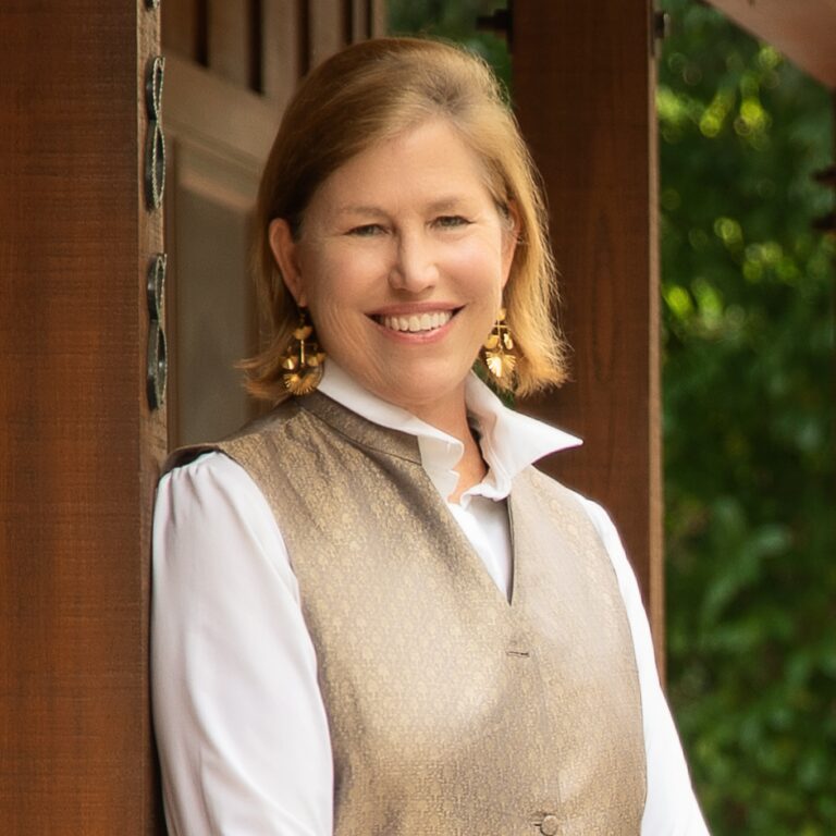 Lisa-Staprans_LifestylePortrait-cropped